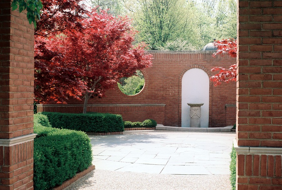 10_entrance_boxwood_garden.JPG