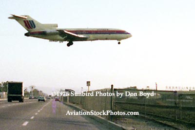 1975 - United Airlines B727-22 landing at LAX