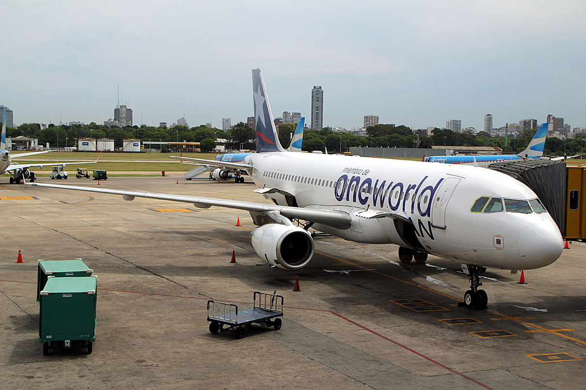 LANs A-320  in OneWorld livery, AEP, Dec 2011