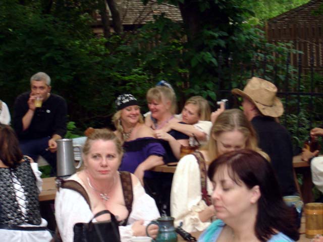The Motleighs are giving a menage-a-trois backrub