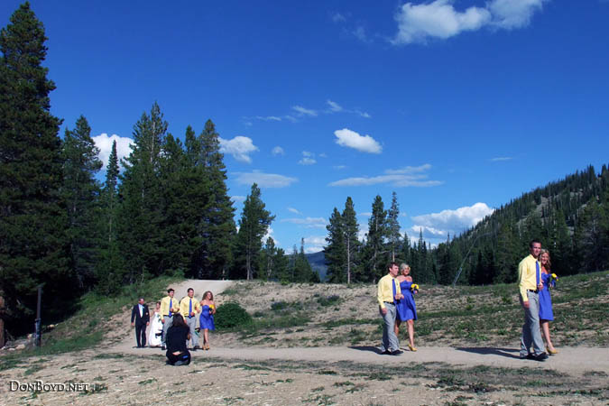 Wedding party walking to Justin and Ericas wedding site (2667)