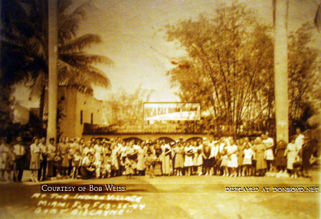1944 - a crowd of mostly female visitors at the Musa Isle Indian Village