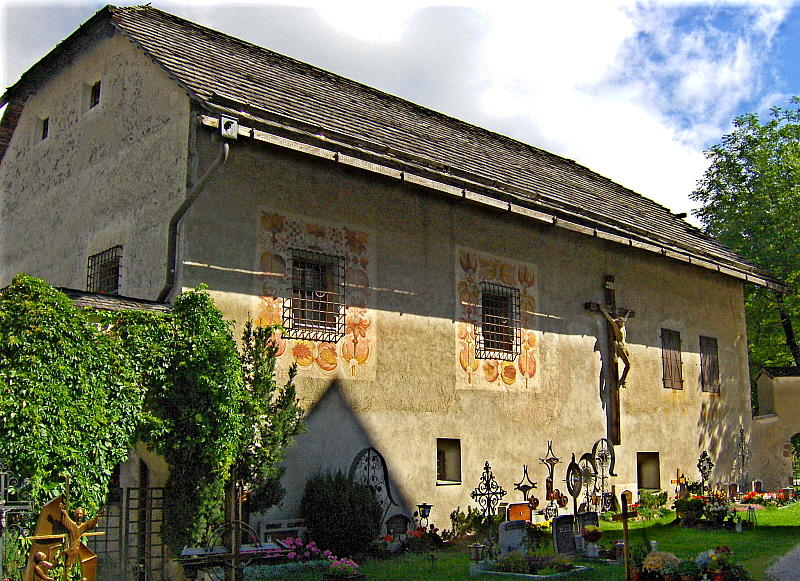 CHURCHYARD & MUSEUM