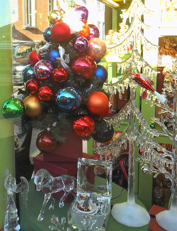 CHRISTMAS SHOP WINDOW