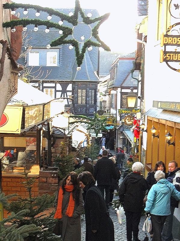 BUSTLING DROSSELGASSE