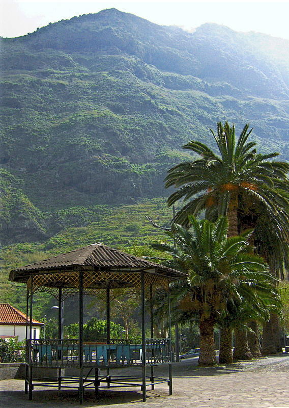 A TINY  BANDSTAND   610