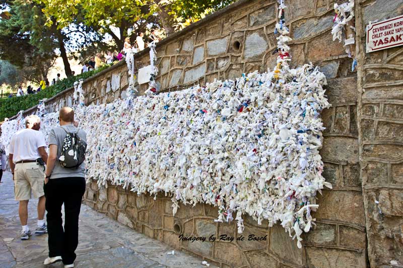 Prayers for help posted for the Virgin Mary