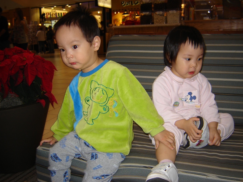 坐在 Mall 裡吃核桃糖