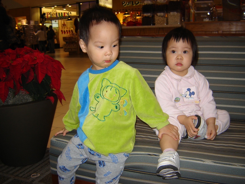 坐在 Mall 裡吃核桃糖
