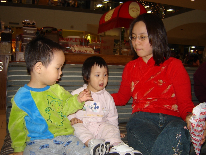 坐在 Mall 裡吃核桃糖