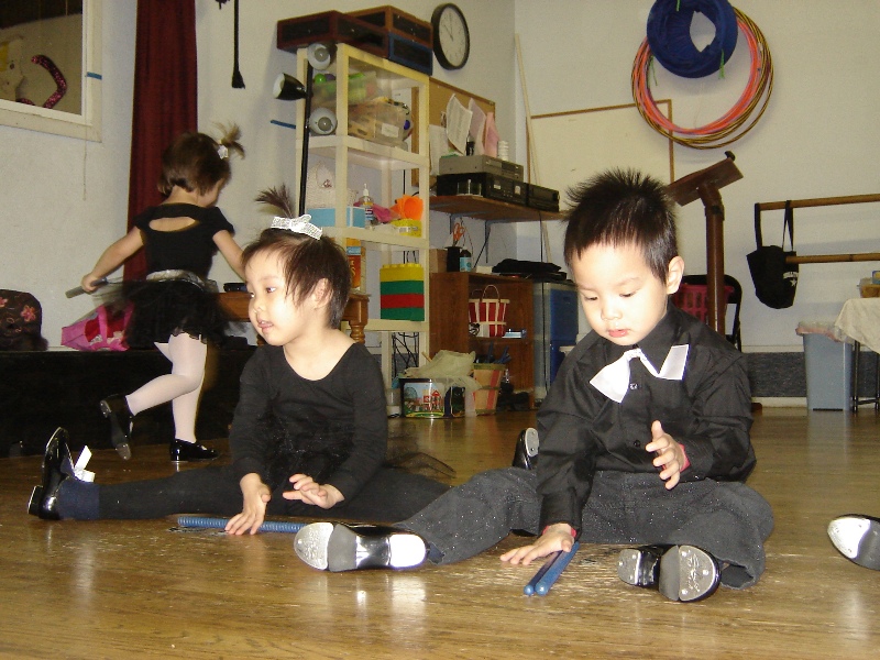 拿棍子敲擊