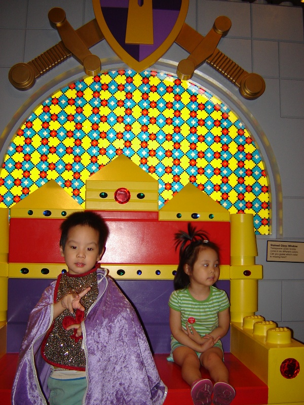 用Lego積木搭成的國王座椅