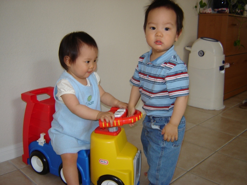 聚聚硬要搶歡歡的車