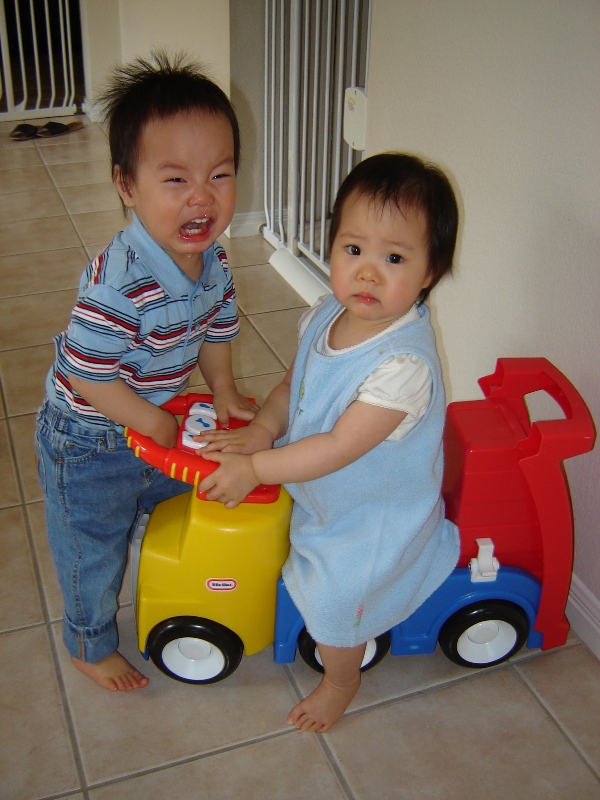 聚聚硬要搶車車, 媽媽不許所以哭了