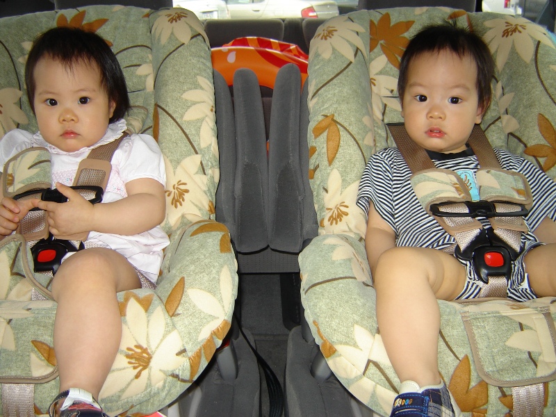 小朋友坐 car seat