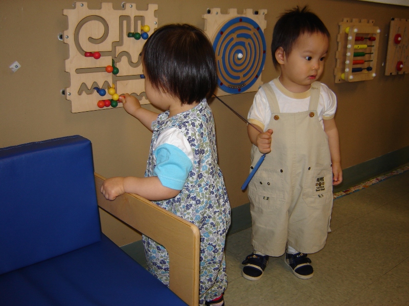 玩主日學教室外牆上的玩具