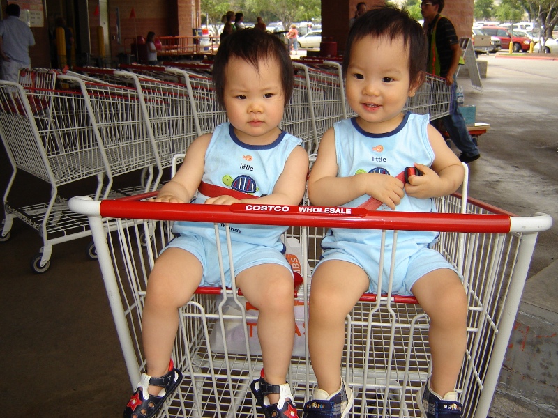 小朋友坐在 Costco 的購物車上