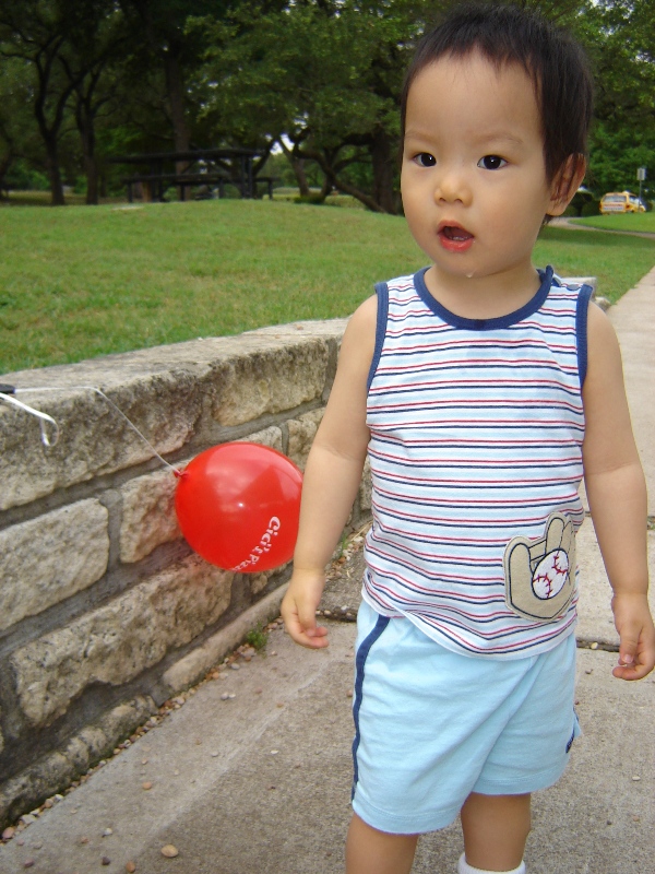 今天是 Memorial Day, 帶小朋友到公園玩