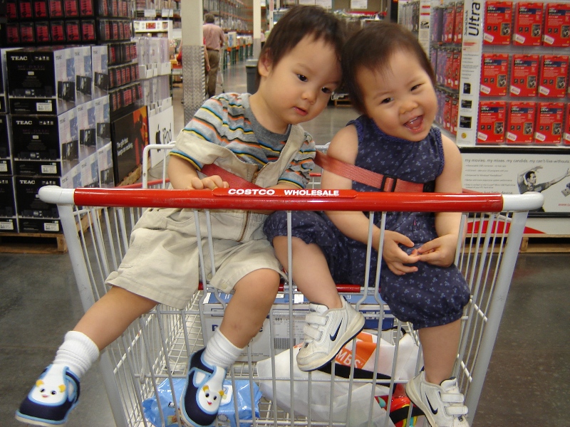 坐在Costco的購物車上