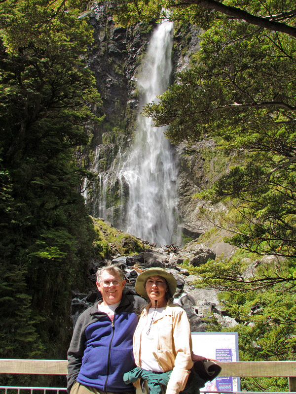 Bob and Laurie at Punch Bowl Falls (0392X)