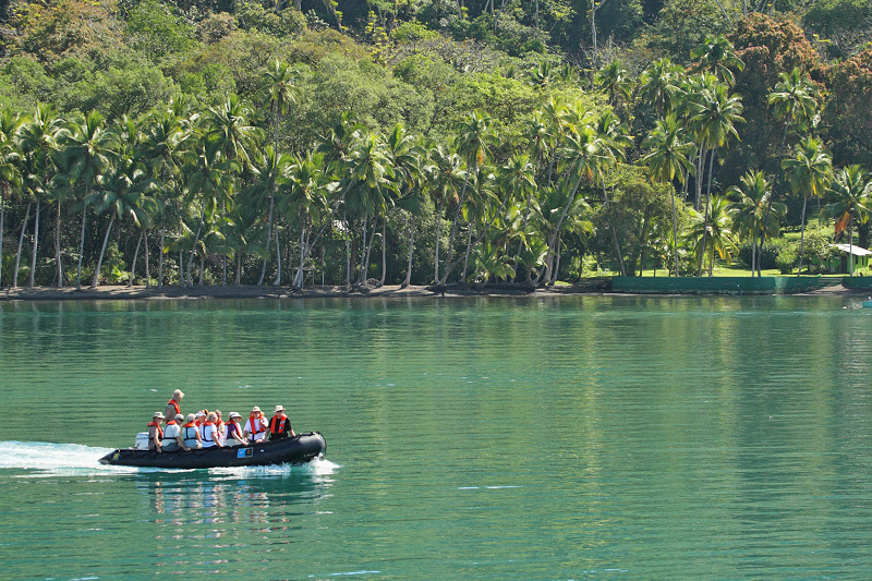 Kayakers Returning to the Ship (0498)