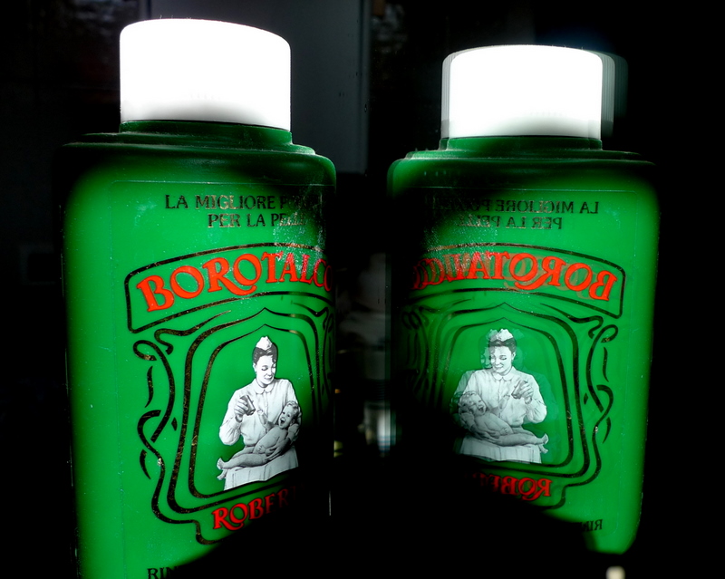 Green talcum powder