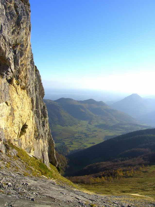 Eperon Est du Rocher dAran, plateau du Bnou et le Rey au loin