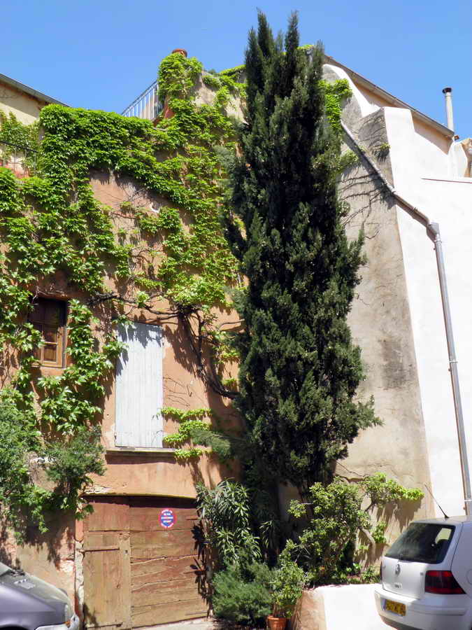 Dans une rue de Roussillon