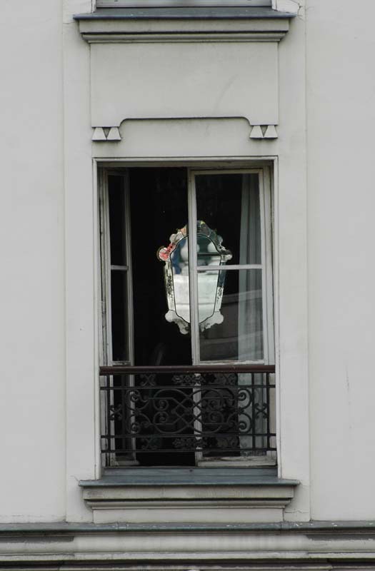 levitating mirror