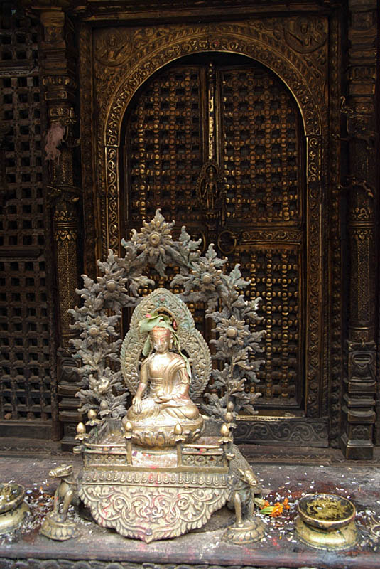 Statue in Golden Temple Patan 02