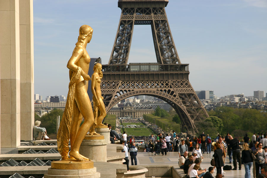 Figures near the Chaillot Palace