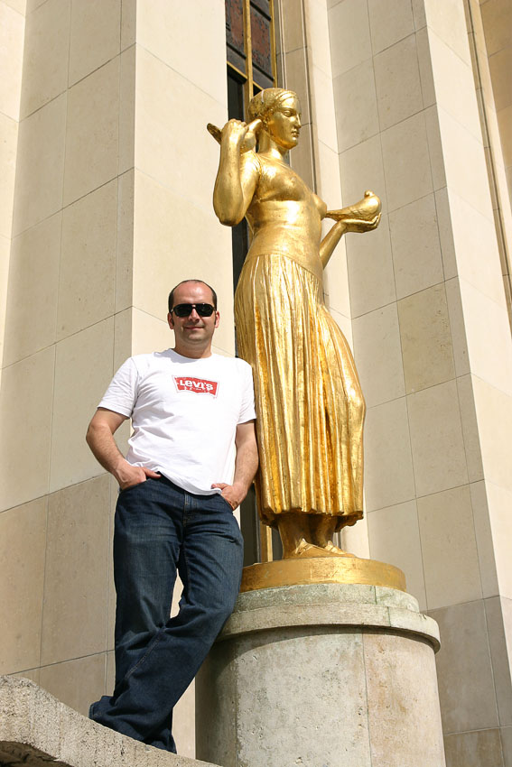 Figures near the Chaillot Palace