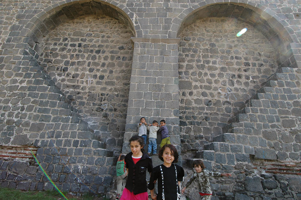 Diyarbakir at wall 3082