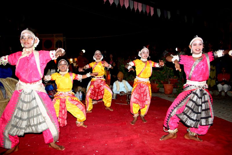 The acrobatic dancers, Dilli Haat, Delhi