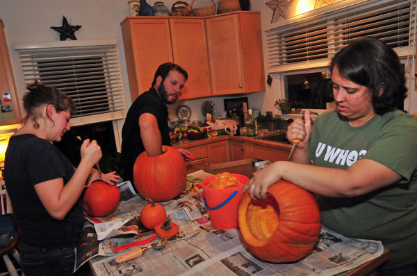 24 Pumpkin Carving Crew 4719