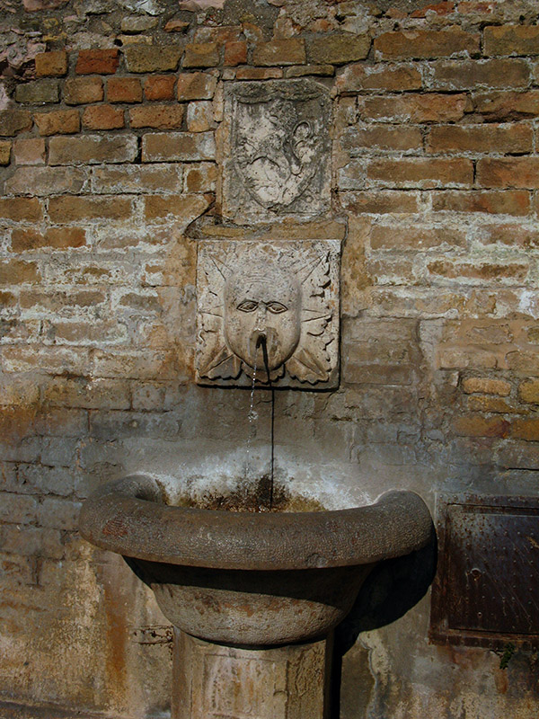 Fountain next to Fonte Marcella .. A4280