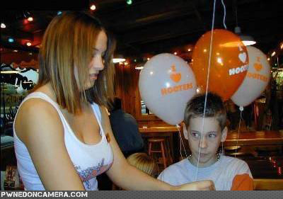 hooters-p.jpg