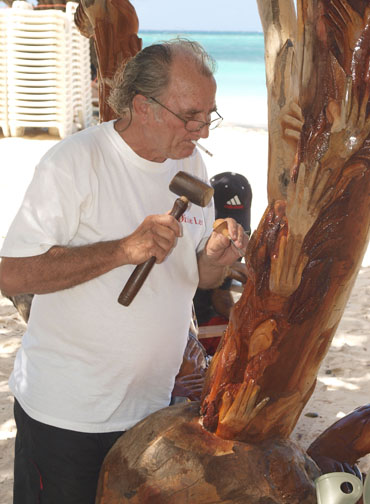 Cuban carver <br>at work