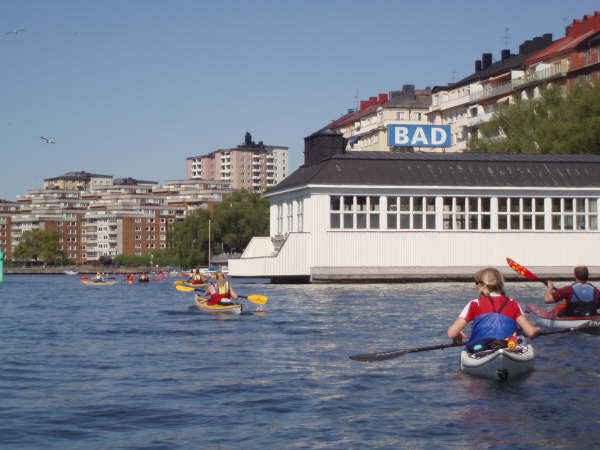 Vi brjar med att glida fbi Street och kallbadhuset.