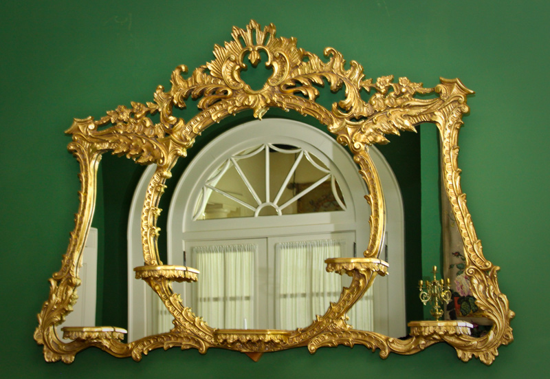 Door fits the mirror nicely