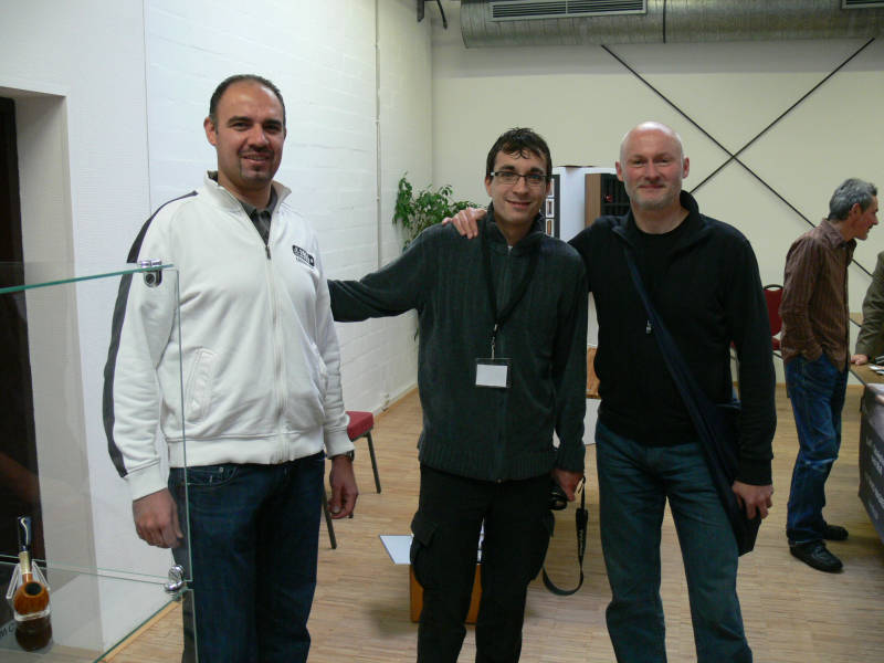 David Enrique (Frankreich) mit Besuchern.