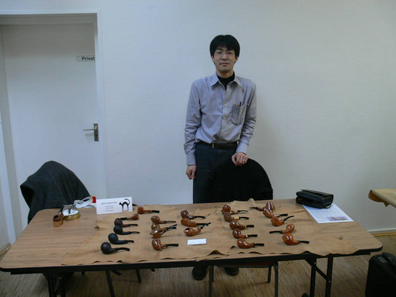 Ken Dederichs (Japan / Deutschland) an seinem Tisch.