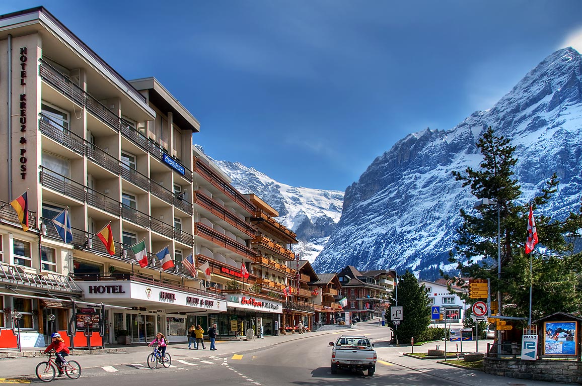 The main street in Grindelwald (2964)