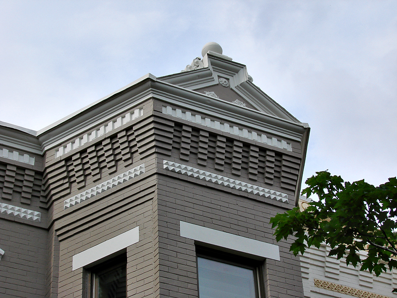 Unusual neighboring roofs