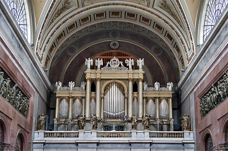 Monumental organ