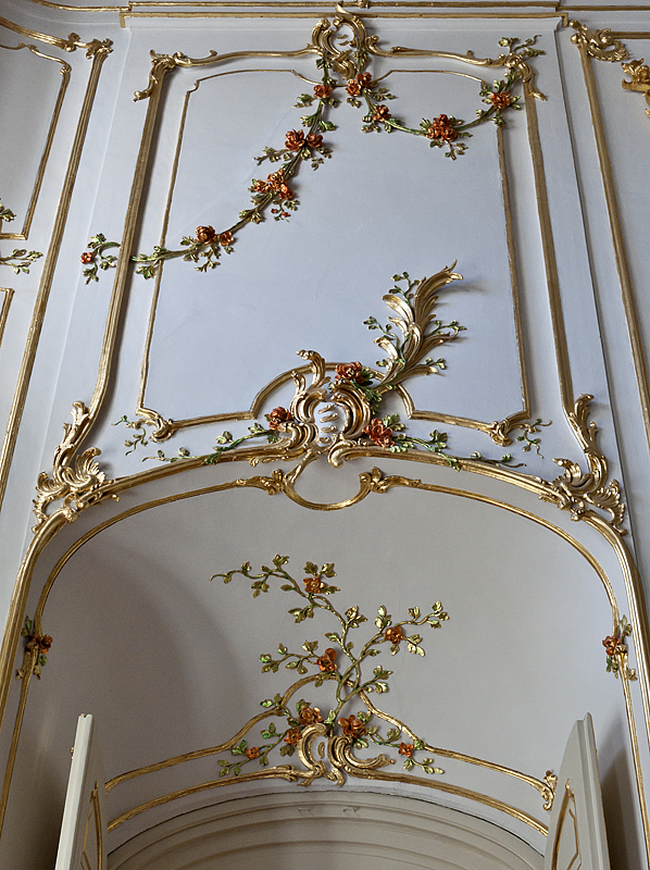 Ceremonial hall, door dcor
