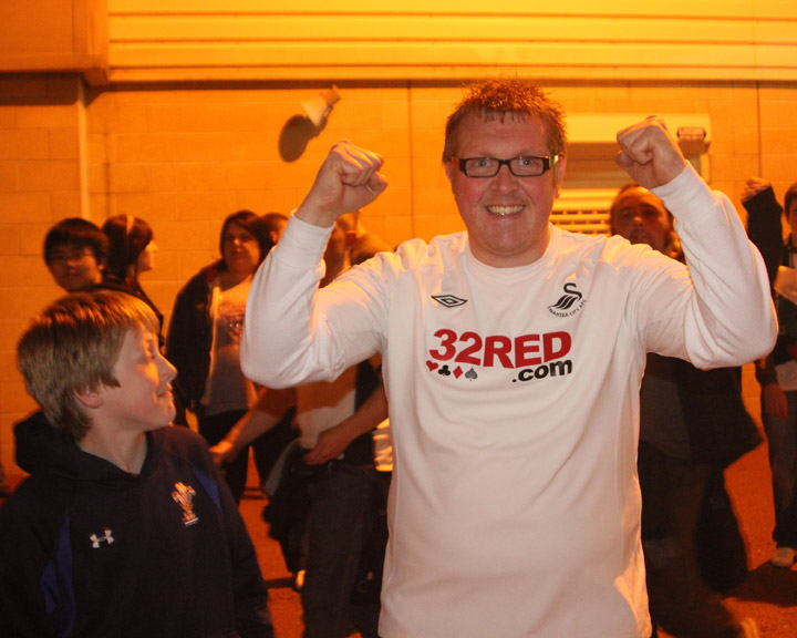 Rob Tries To Demonstrate His Powerlifting Skills- But His Memory Isnt As Goos As It Was