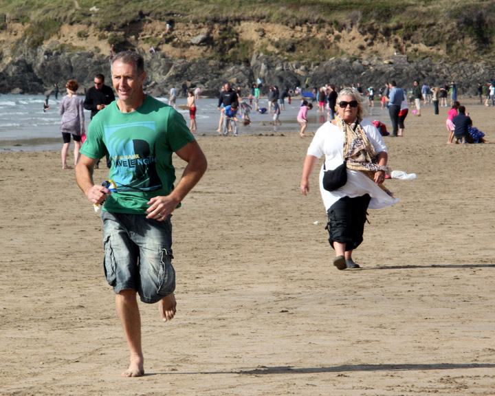 Mark Wishes Richie Could Show Him How To Run Like The Hoff- Bystander Remains Unimpressed!