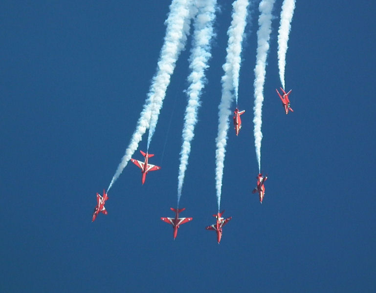 Red Arrows_breaking out of dive