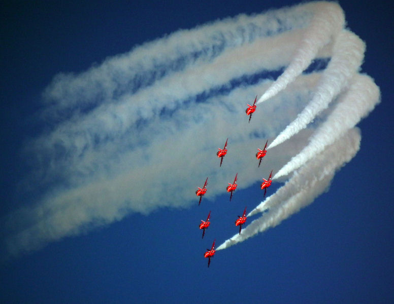 Red Arrows_white smoke